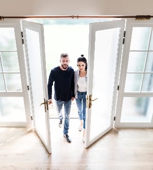 Imagen de una pareja que acaba de mudarse a su casa nueva
