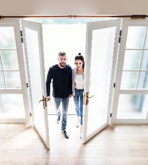 Imagen de una pareja que acaba de mudarse a su casa nueva