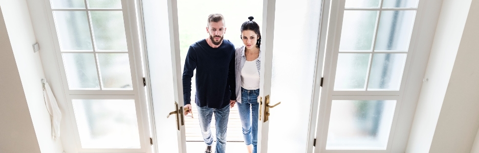 Imagen de una pareja que acaba de mudarse a su casa nueva