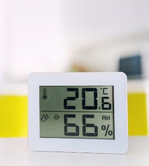 Imagen de un reloj que mide la humedad en el hogar