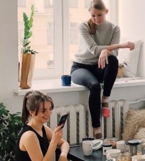 Imagen de amigos hablando por el teléfono móvil en el salón