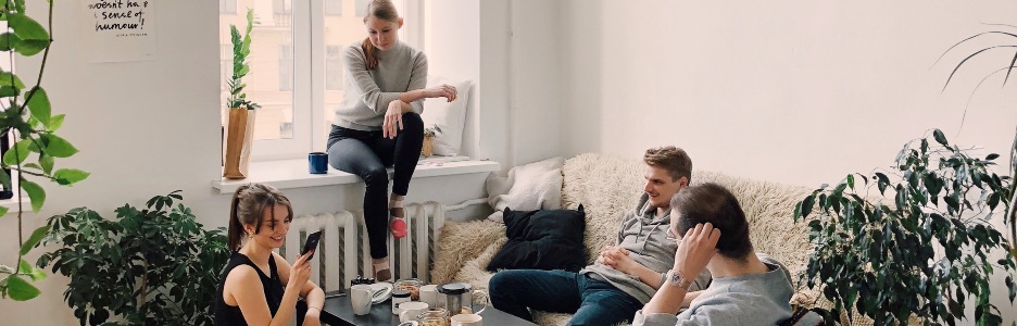 Imagen de amigos hablando por el teléfono móvil en el salón