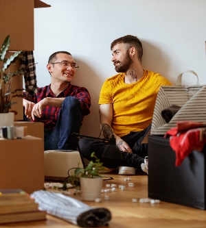 Imagen de una pareja descansando durante la mudanza