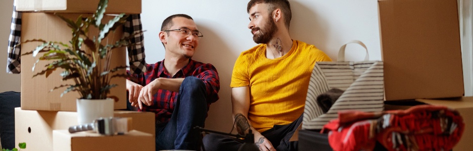 Imagen de una pareja descansando durante la mudanza