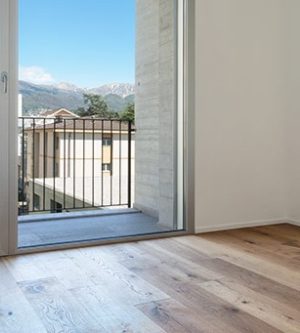 Imagen del salón de un piso con vistas a la calle