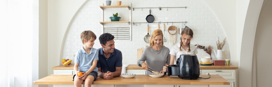 Imagen de una familia en la cocina