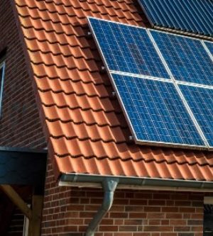 Imagen de placas solares en un hogar