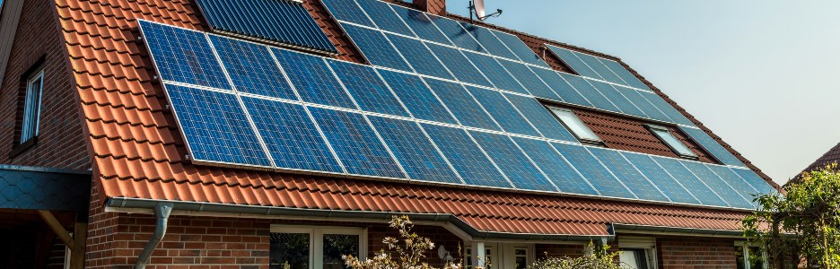 Imagen de placas solares en un hogar