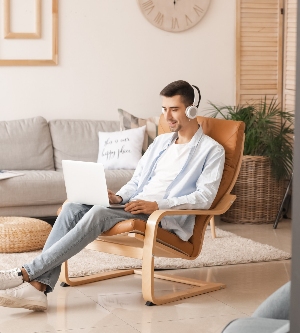 Imagen de un hombre trabajando con su ordenador portátil