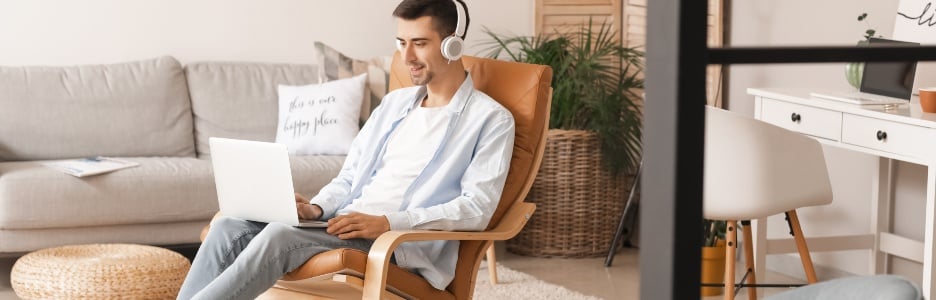 Imagen de un hombre trabajando con su ordenador portátil