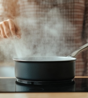 Imagen de una persona cocinando con vitrocerámica