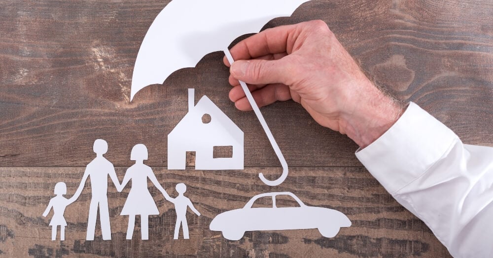 Imagen con paragua, casa, coche y familia