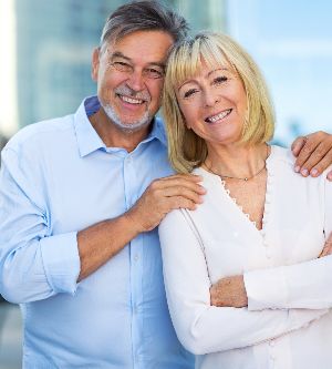 Imagen de una pareja mirando hacía la cámara de fotos