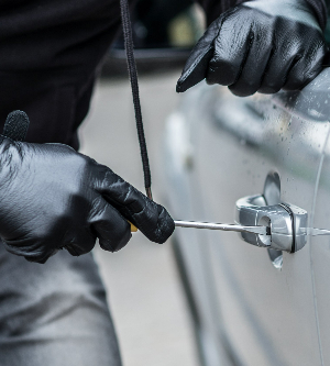 ¿Qué cubre el seguro en caso de robo parcial en el vehículo?