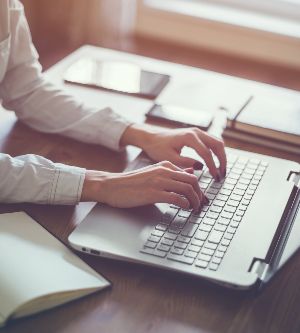 Imagen de una persona tecleando en su ordenador