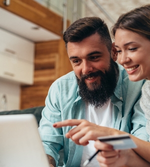 Imagen de una pareja buscando casa por internet