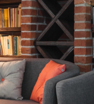 Imagen de un sofá en el salón de una casa