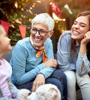 Imagen de dulce niña con su madre y abuela en la fiesta de cumpleaños. Concepto de tres generaciones.