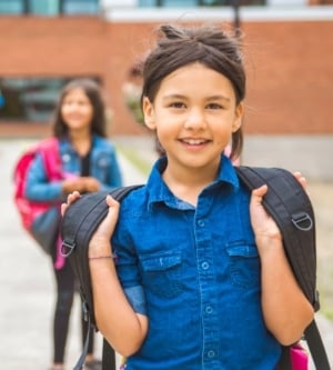 Imagen de una niña en el la vuelta al cole