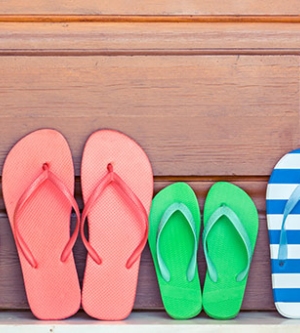 Imagen de unas chanclas contra la pared