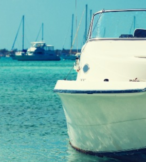 Imagen de un barco sobre el mar