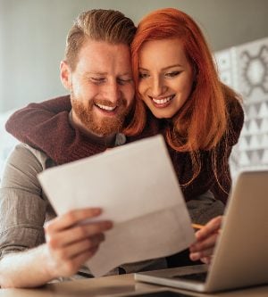 Una imagen de una pareja mirando los resultados de su declaración de la renta
