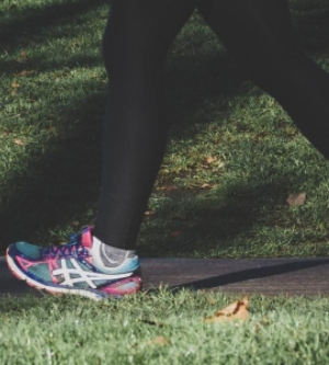 Imagen de una persona pisando el césped haciendo footing