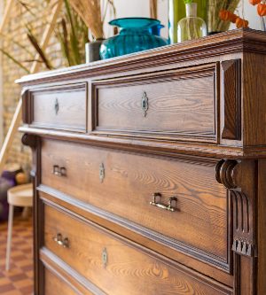 Una imagen de cajones de muebles antiguos