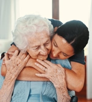 Imagen de una una hija abrazando a su madre