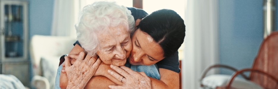 Imagen de una hija abrazando a su madre