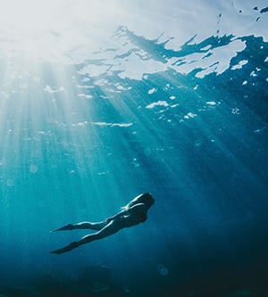 Imagen de una persona nadando en el mar