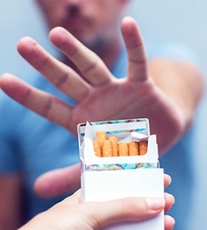 Imagen de una persona resistiendo el tabaco