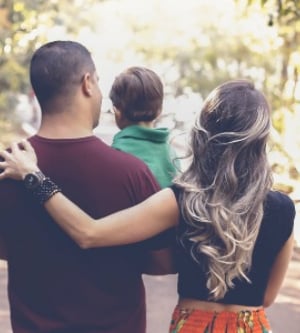 Imagen de una familia dando un paseo por el parque