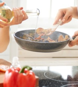 Imagen de un plato cocinando en la cocina