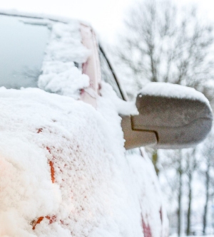 Imagen de un coche helada en invierno