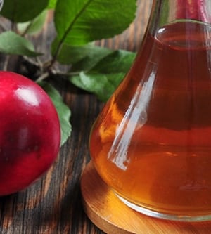 Imagen de una botella de vinagre sobre la mesa