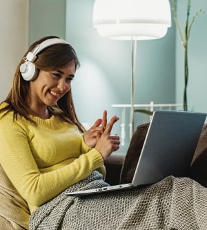 Imagen de una mujer hablando por el ordenador