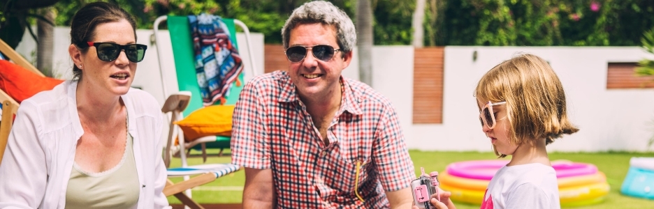 Imagen de ocio familiar en la piscina