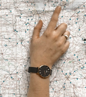 Imagen de una mano apuntando a un mapa