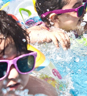 Imagen de dos niños jugando en la piscina