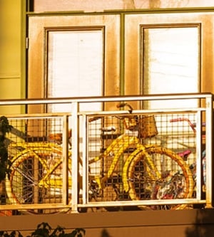 Imagen de una bicicleta en el balcón de un piso