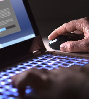 Imagen de una persona tecleando con su ordenador portátil