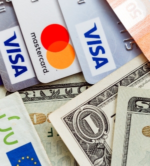 Imagen de billetes de dólares y tarjetas de créditos