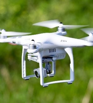 Imagen de un drone volando sobre el cesped