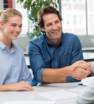 Imagen de una pareja poniéndose de acuerdo con un mediador