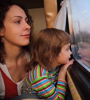 Imagen de una madre con su hija mirando por la ventana en un tren