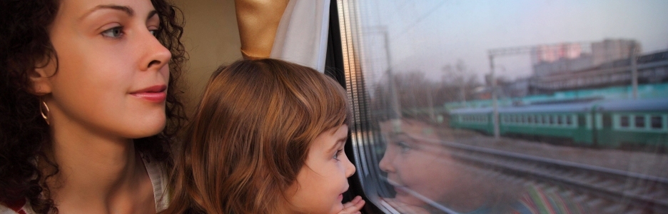 Imagen de una madre con su hija mirando por la ventana en un tren
