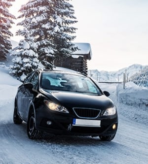 Imagen de un coche en invierno