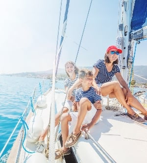 Imagen de una familia con niños adorables descansando en yate