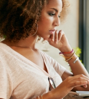 Imagen de una mujer tecleando en su ordenador